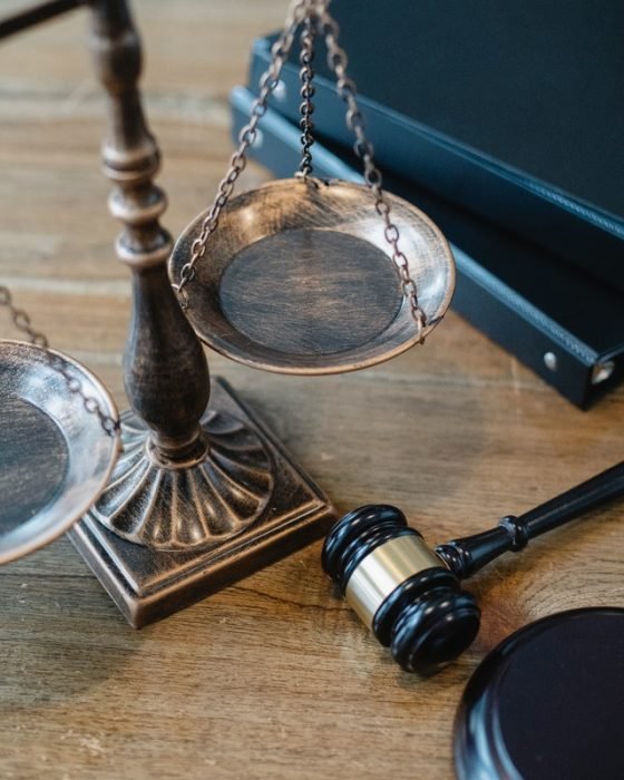 Balança da justiça e martelo sobre a mesa